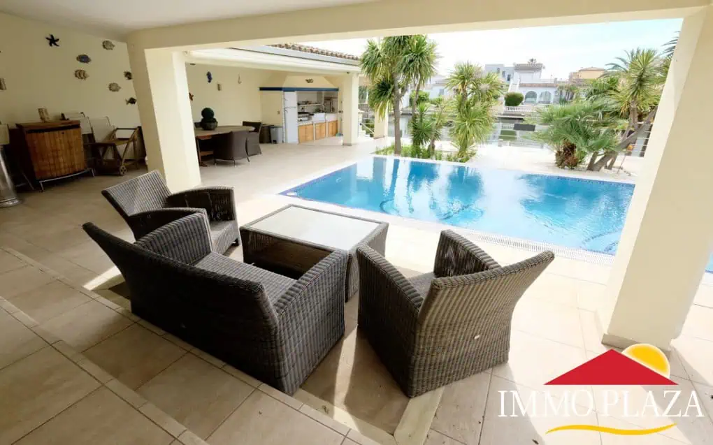 Magnífica villa ubicada en el canal ancho – 4 dormitorios –  piscina climatizada y jacuzzi – 14m de amarre – Empuriabrava
