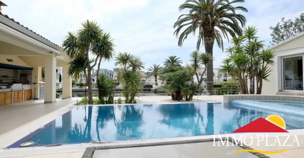 Magnífica villa ubicada en el canal ancho – 4 dormitorios –  piscina climatizada y jacuzzi – 14m de amarre – Empuriabrava