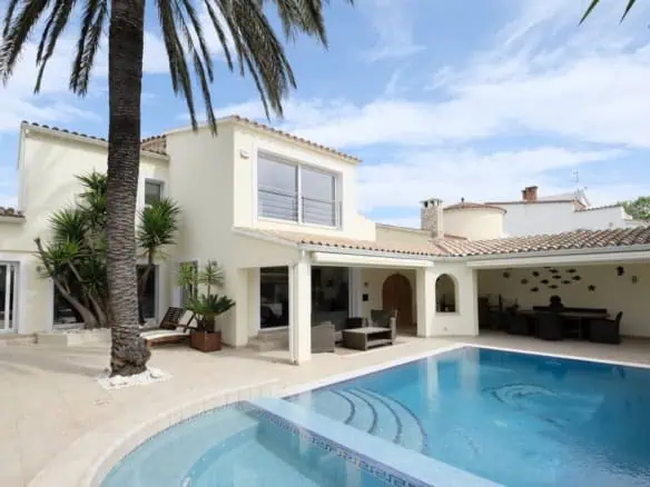 Magnificent villa located on the wide canal – 4 bedrooms – heated pool and jacuzzi – 14m mooring – Empuriabrava