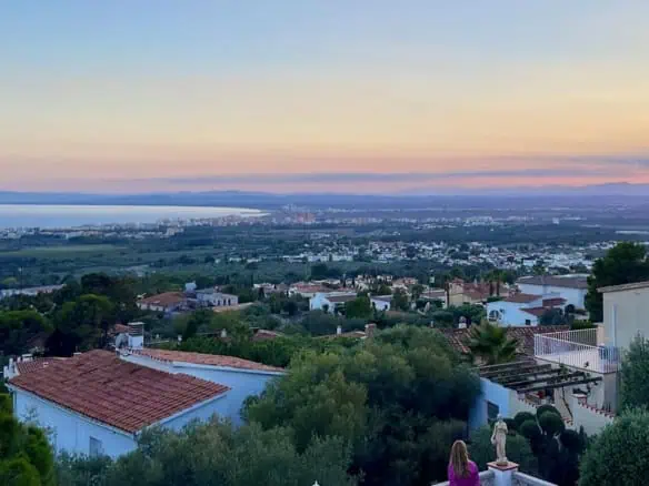 Beautiful 3 bedroom villa with swimming pool and superb open views over the bay of Roses