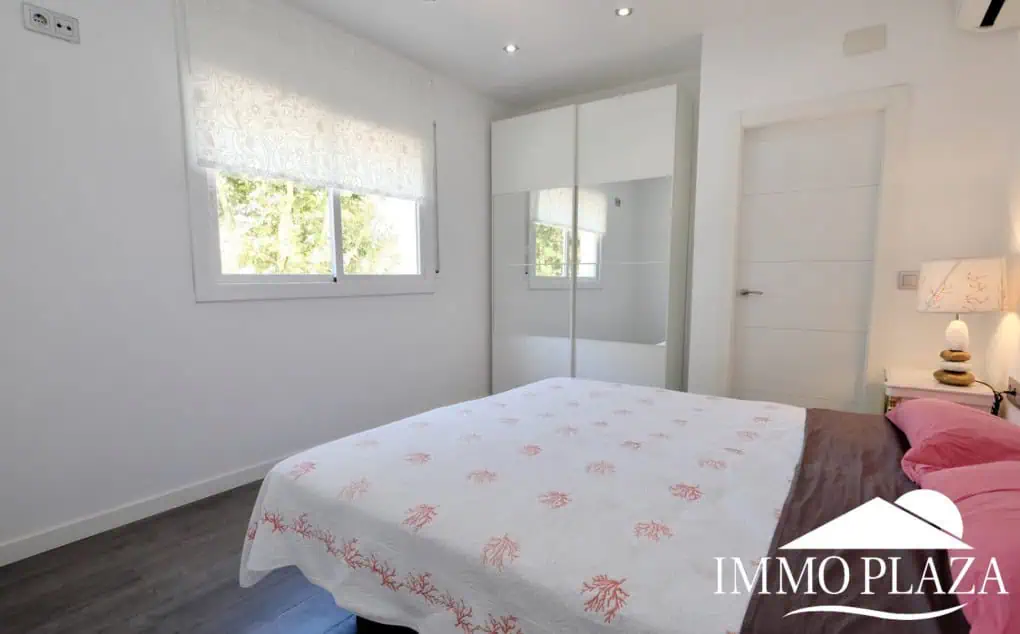 Large villa on a wide canal, south facing, 5 bedrooms, 4 bathrooms, 20mtr mooring, large garage!