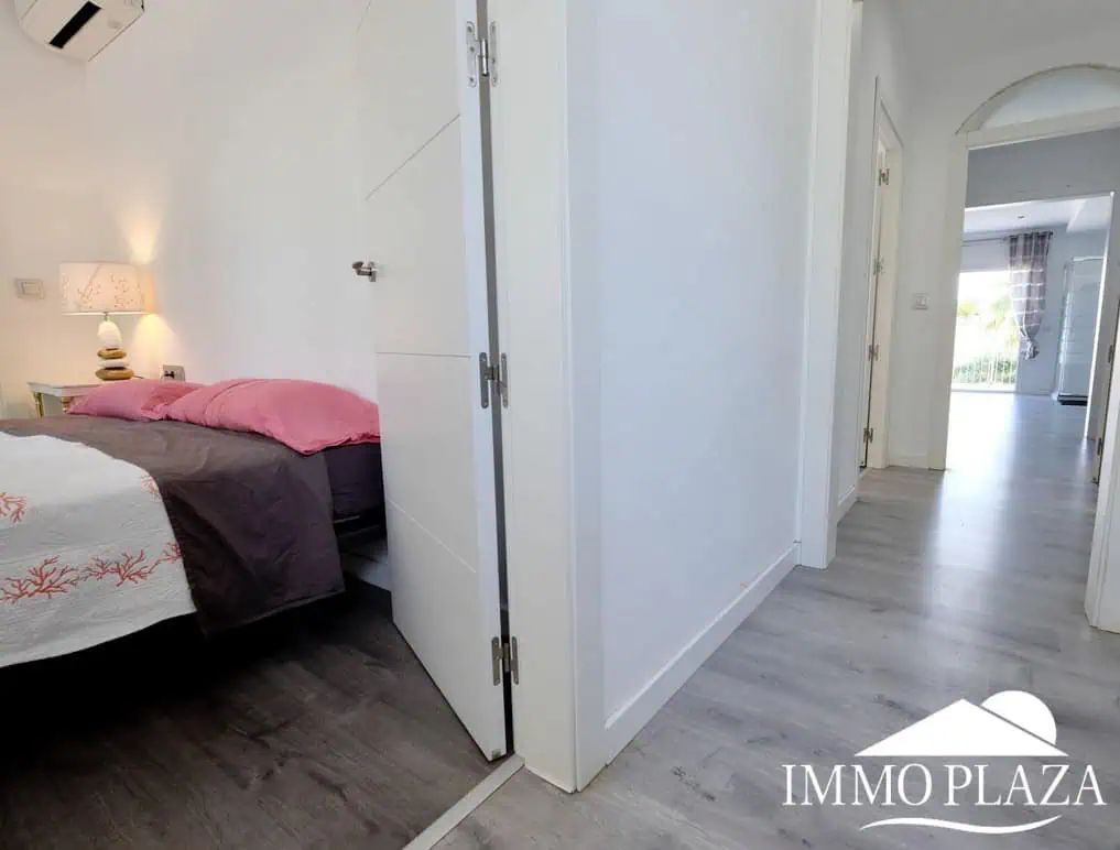 Large villa on a wide canal, south facing, 5 bedrooms, 4 bathrooms, 20mtr mooring, large garage!