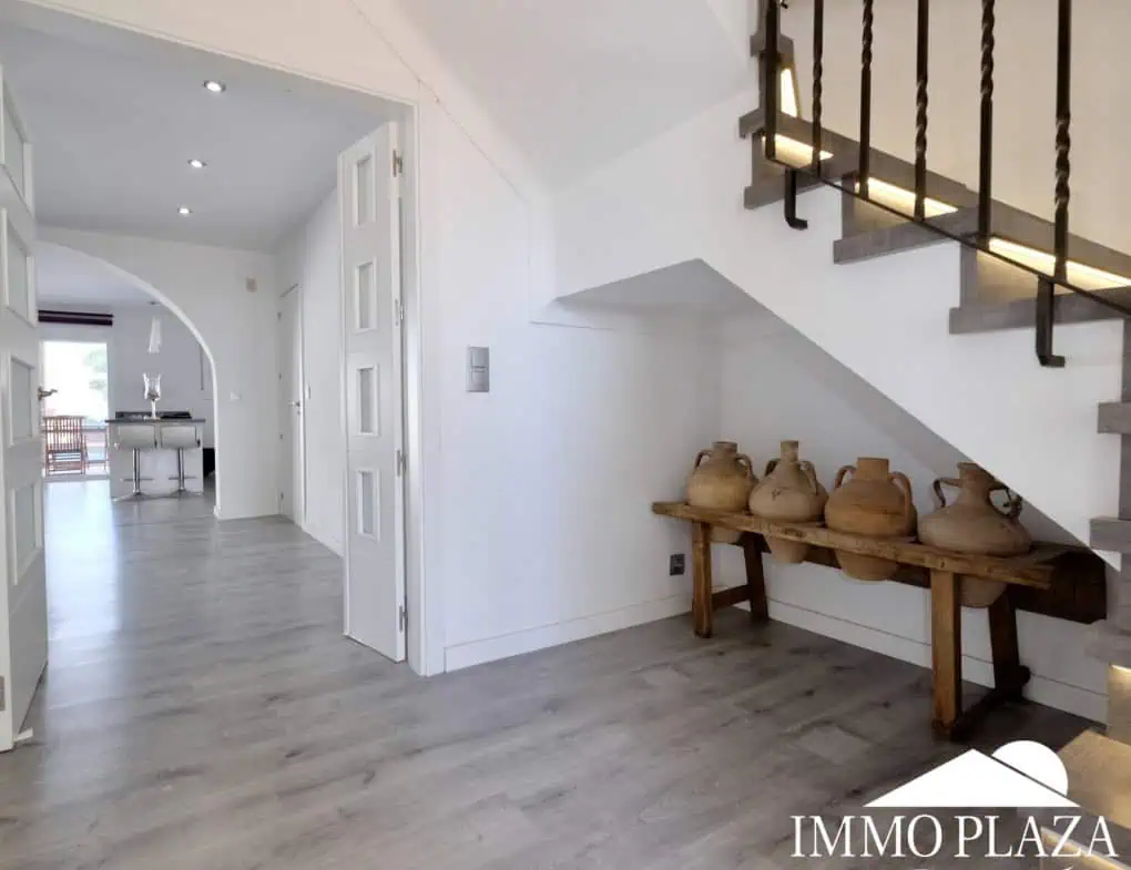 Large villa on a wide canal, south facing, 5 bedrooms, 4 bathrooms, 20mtr mooring, large garage!