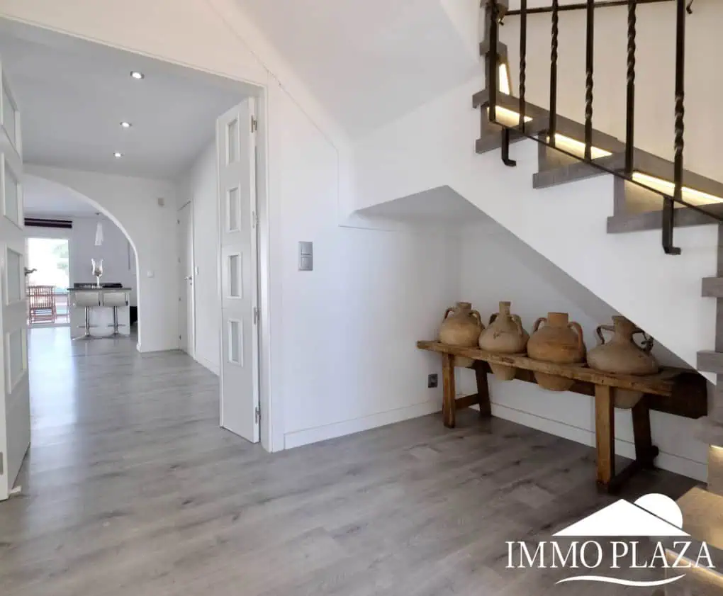 20092023121235_1781_IPV125 Large villa on a wide canal, south facing, 5 bedrooms, 4 bathrooms, 20mtr mooring, large garage!