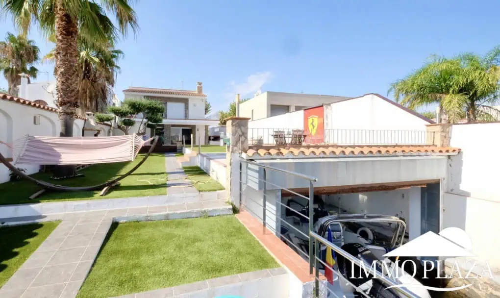 Large villa on a wide canal, south facing, 5 bedrooms, 4 bathrooms, 20mtr mooring, large garage!
