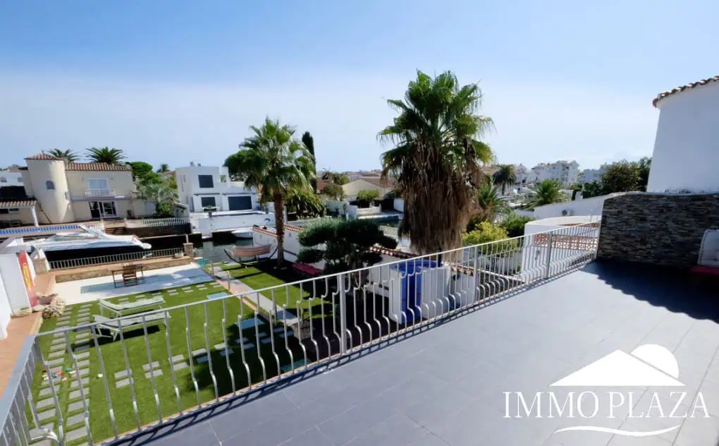 Large villa on a wide canal, south facing, 5 bedrooms, 4 bathrooms, 20mtr mooring, large garage!