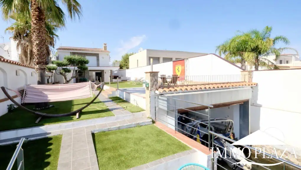 Large villa on a wide canal, south facing, 5 bedrooms, 4 bathrooms, 20mtr mooring, large garage!