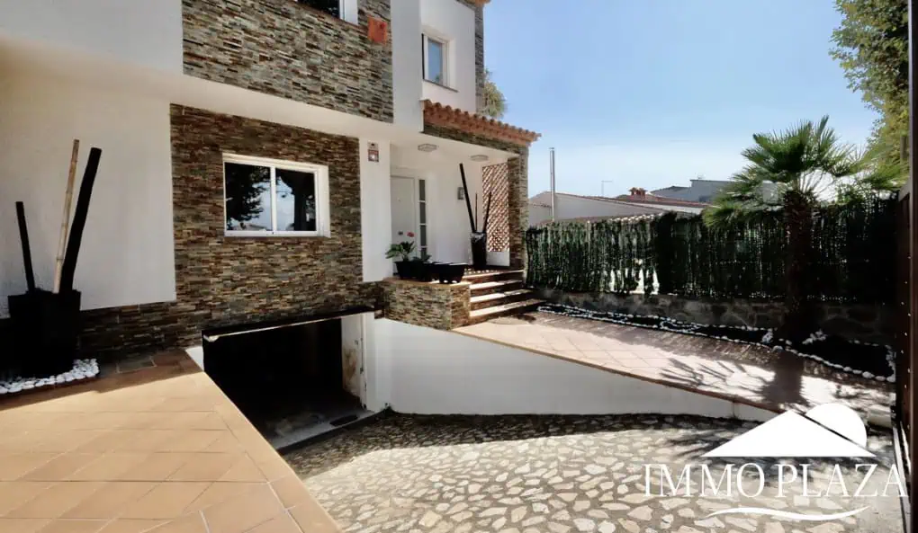 Large villa on a wide canal, south facing, 5 bedrooms, 4 bathrooms, 20mtr mooring, large garage!