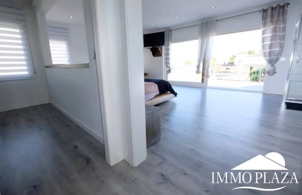 Large villa on a wide canal, south facing, 5 bedrooms, 4 bathrooms, 20mtr mooring, large garage!