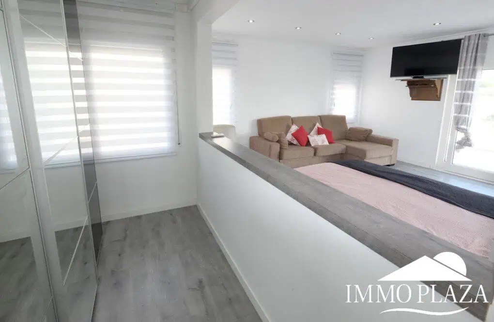 Large villa on a wide canal, south facing, 5 bedrooms, 4 bathrooms, 20mtr mooring, large garage!