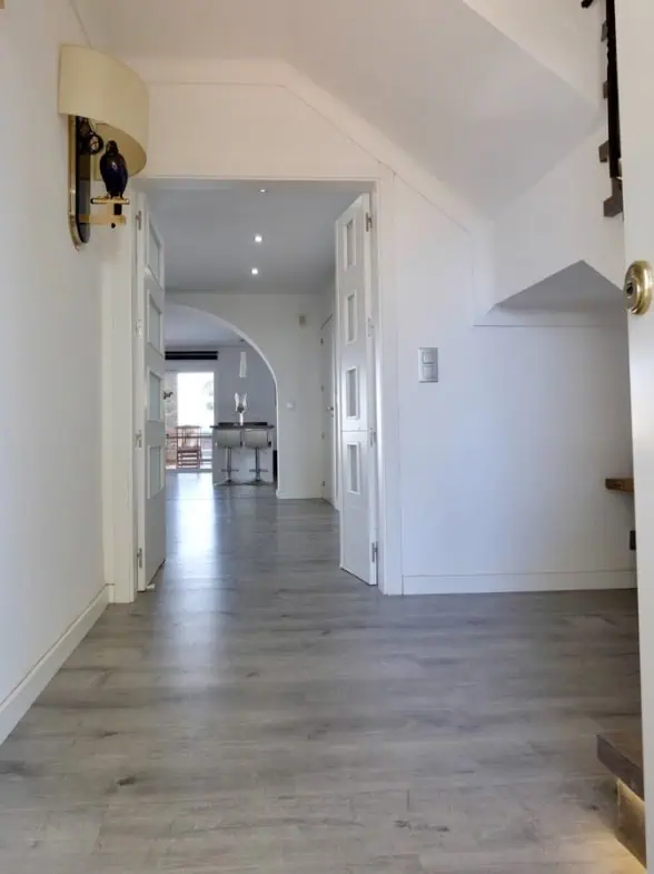 Large villa on a wide canal, south facing, 5 bedrooms, 4 bathrooms, 20mtr mooring, large garage!