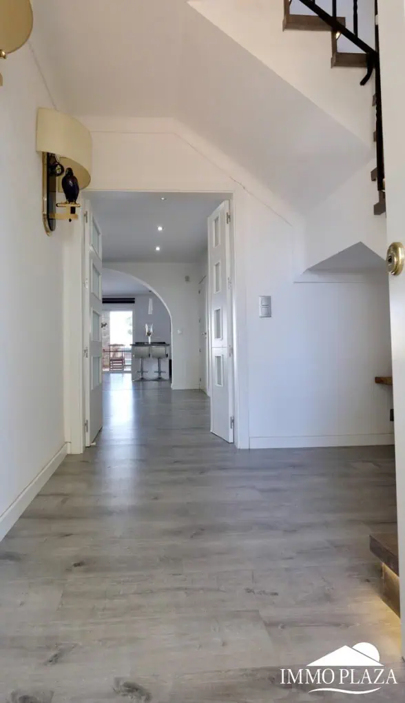 20092023121238_2413_IPV125 Large villa on a wide canal, south facing, 5 bedrooms, 4 bathrooms, 20mtr mooring, large garage!