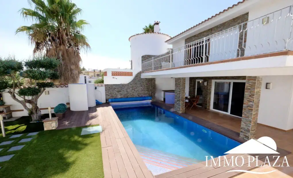 Large villa on a wide canal, south facing, 5 bedrooms, 4 bathrooms, 20mtr mooring, large garage!