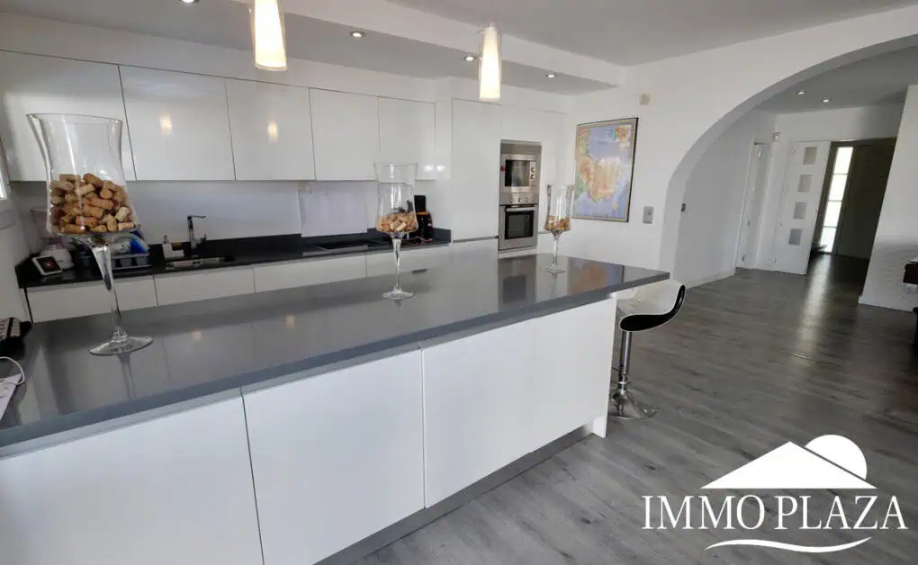 Large villa on a wide canal, south facing, 5 bedrooms, 4 bathrooms, 20mtr mooring, large garage!