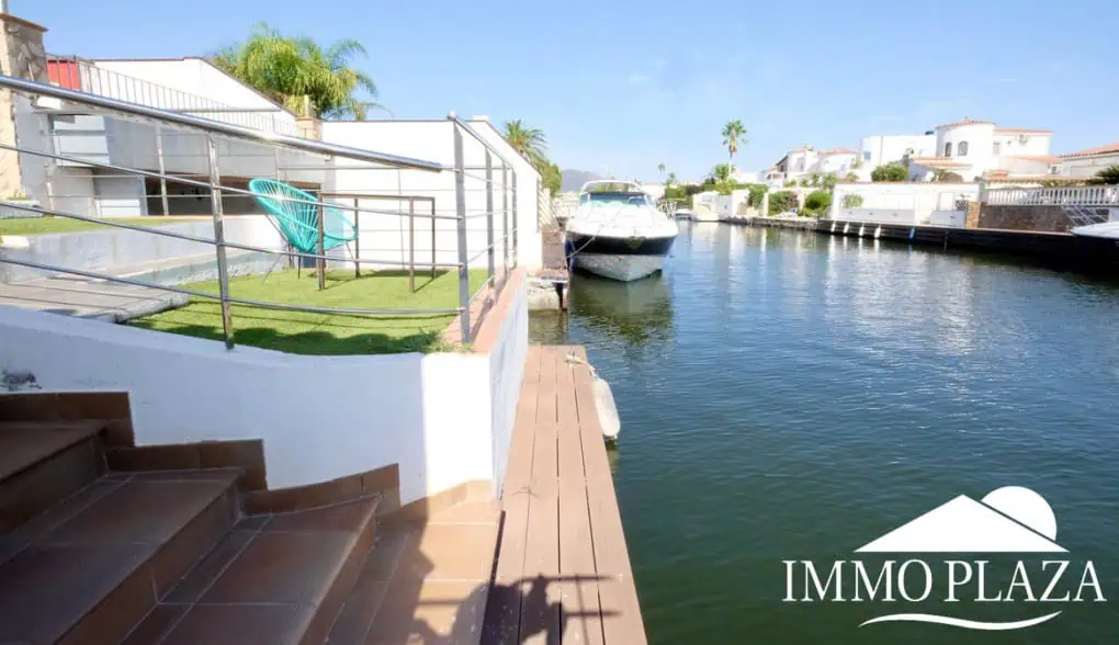 Large villa on a wide canal, south facing, 5 bedrooms, 4 bathrooms, 20mtr mooring, large garage!