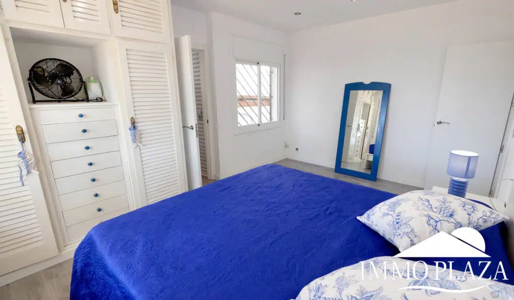 Large villa on a wide canal, south facing, 5 bedrooms, 4 bathrooms, 20mtr mooring, large garage!