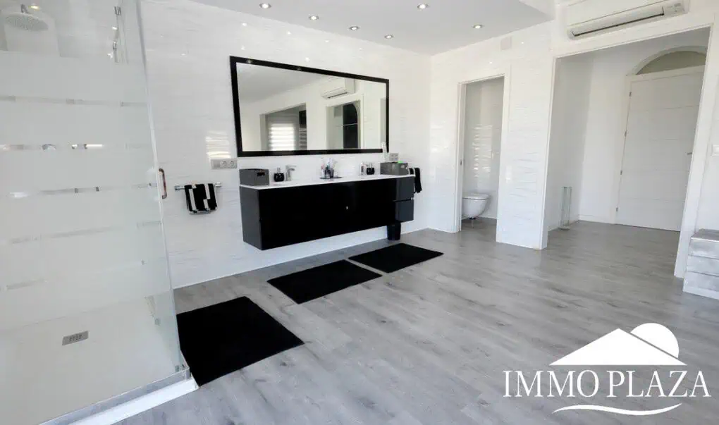 Large villa on a wide canal, south facing, 5 bedrooms, 4 bathrooms, 20mtr mooring, large garage!
