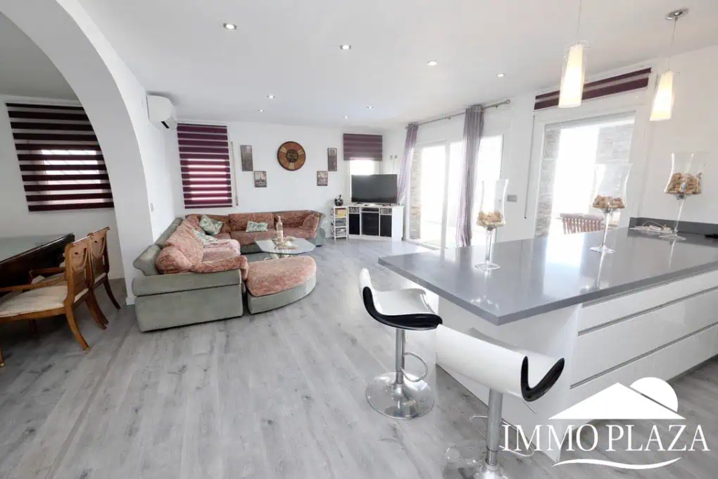 Large villa on a wide canal, south facing, 5 bedrooms, 4 bathrooms, 20mtr mooring, large garage!
