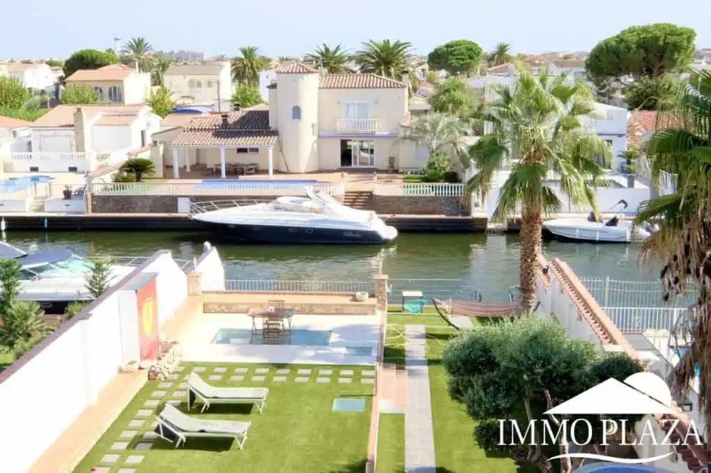 Large villa on a wide canal, south facing, 5 bedrooms, 4 bathrooms, 20mtr mooring, large garage!