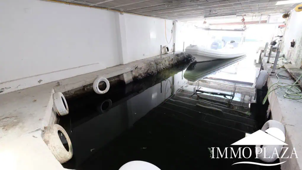 Large villa on a wide canal, south facing, 5 bedrooms, 4 bathrooms, 20mtr mooring, large garage!