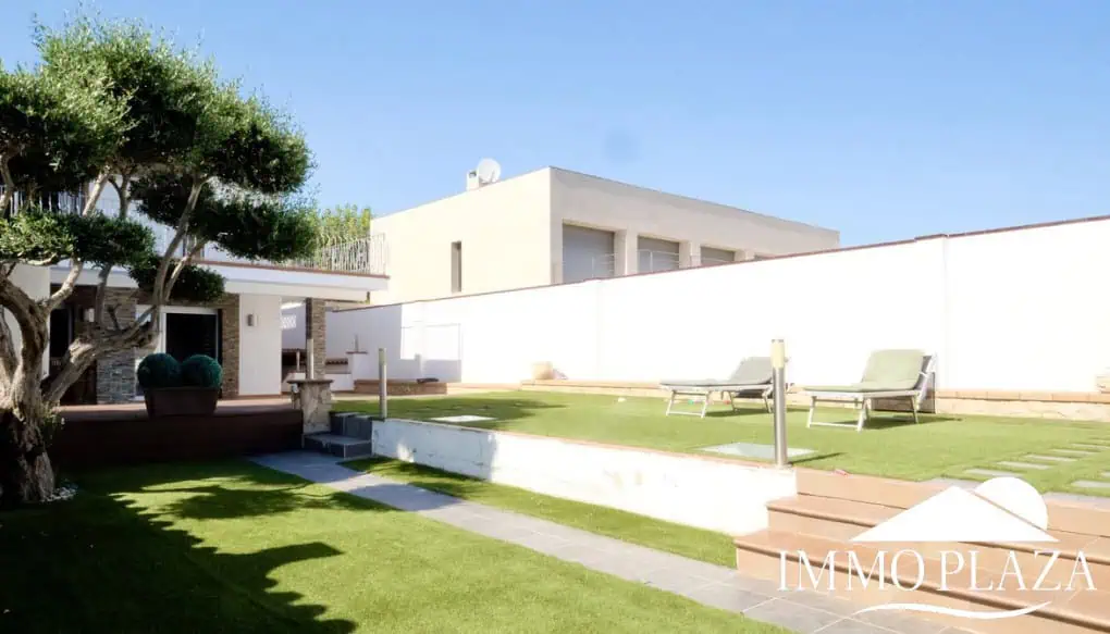 Large villa on a wide canal, south facing, 5 bedrooms, 4 bathrooms, 20mtr mooring, large garage!