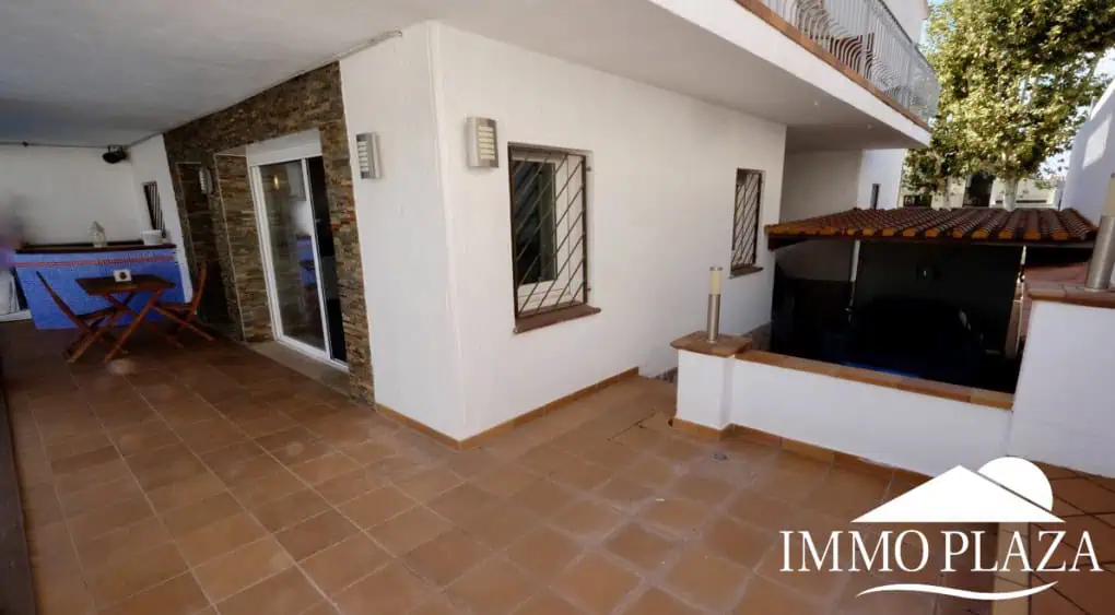 Large villa on a wide canal, south facing, 5 bedrooms, 4 bathrooms, 20mtr mooring, large garage!