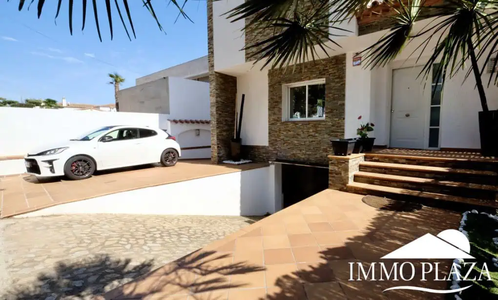 Large villa on a wide canal, south facing, 5 bedrooms, 4 bathrooms, 20mtr mooring, large garage!
