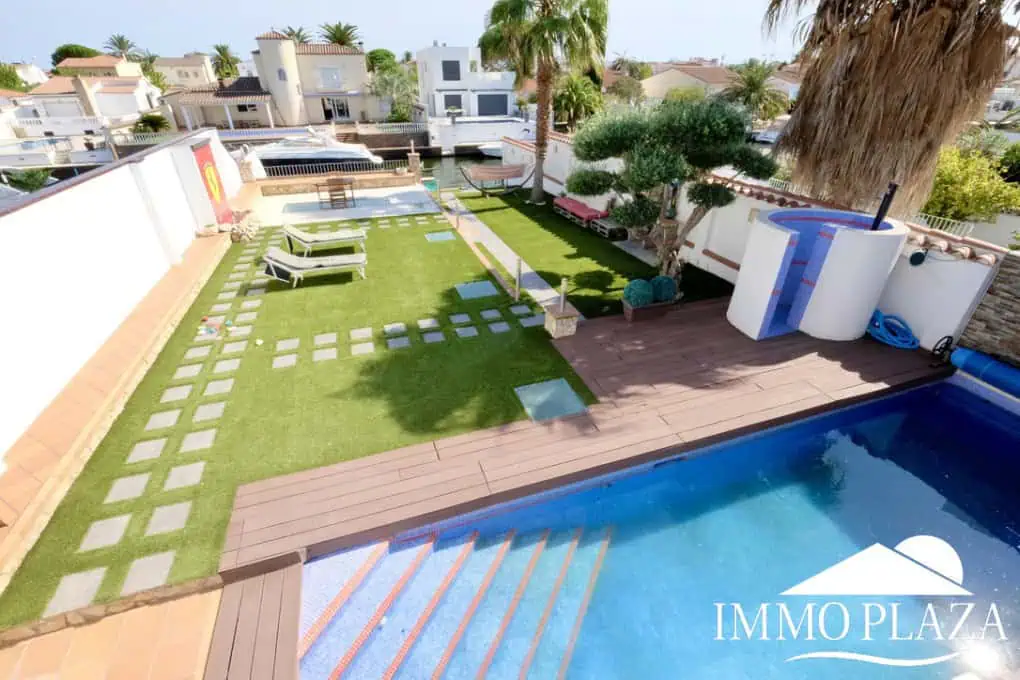 Large villa on a wide canal, south facing, 5 bedrooms, 4 bathrooms, 20mtr mooring, large garage!