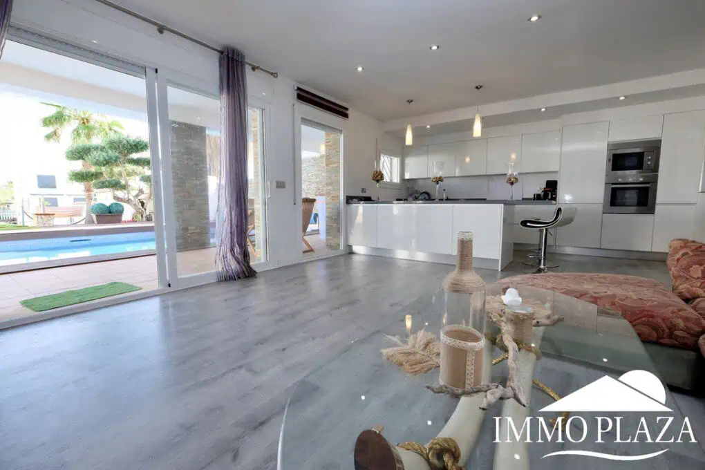 Large villa on a wide canal, south facing, 5 bedrooms, 4 bathrooms, 20mtr mooring, large garage!