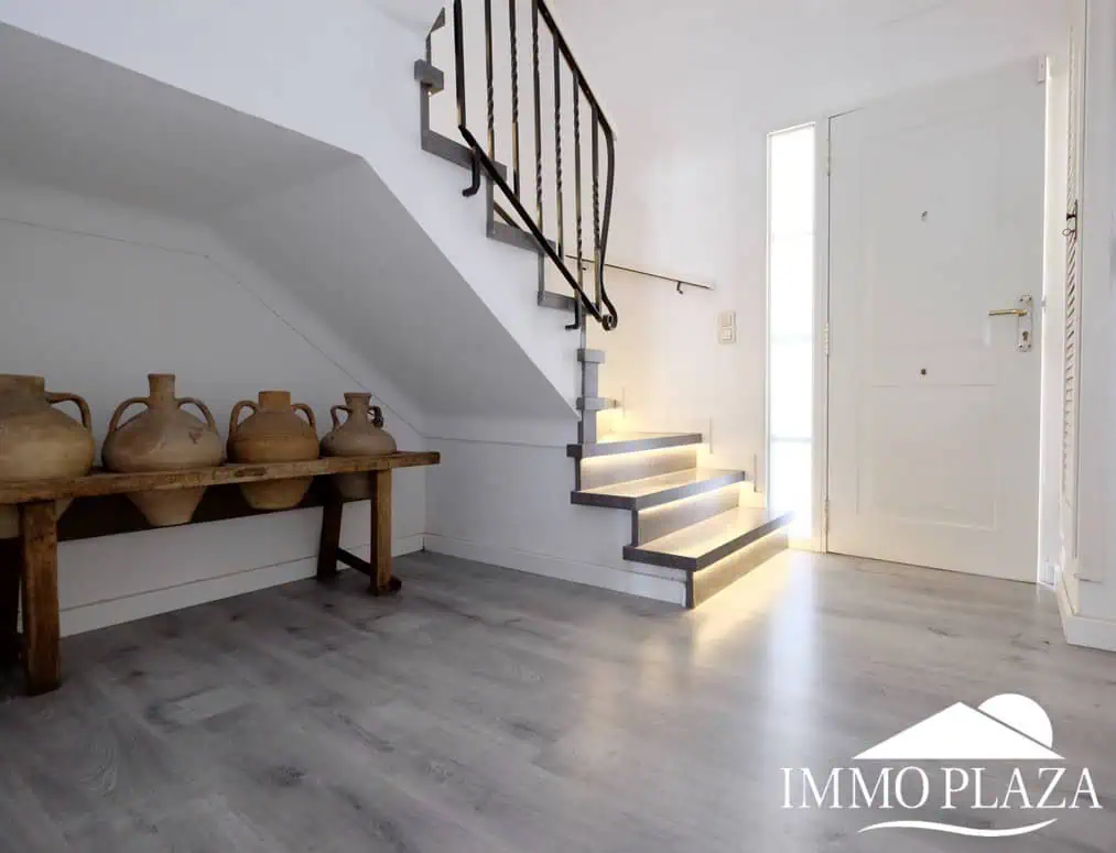 Large villa on a wide canal, south facing, 5 bedrooms, 4 bathrooms, 20mtr mooring, large garage!