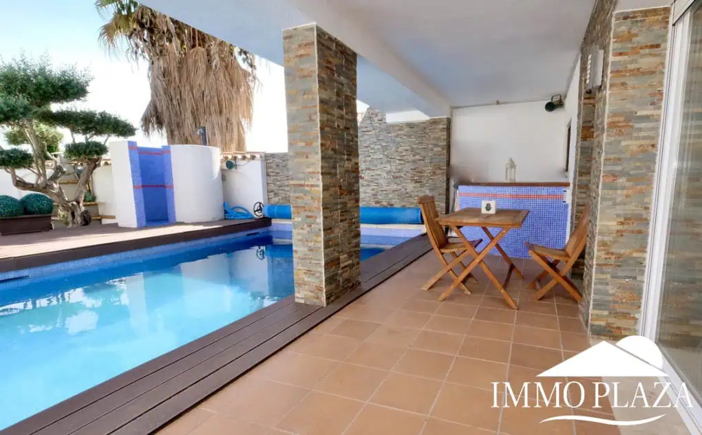 Large villa on a wide canal, south facing, 5 bedrooms, 4 bathrooms, 20mtr mooring, large garage!