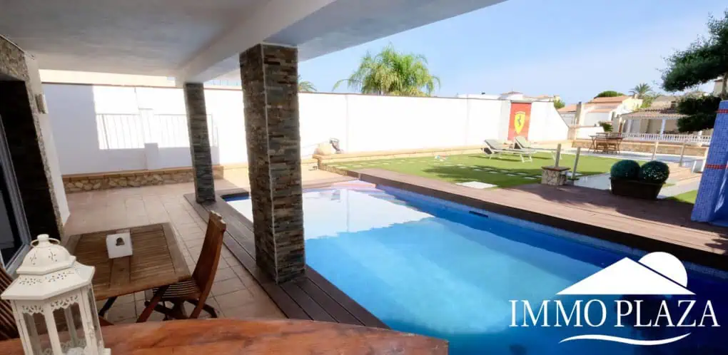 Large villa on a wide canal, south facing, 5 bedrooms, 4 bathrooms, 20mtr mooring, large garage!