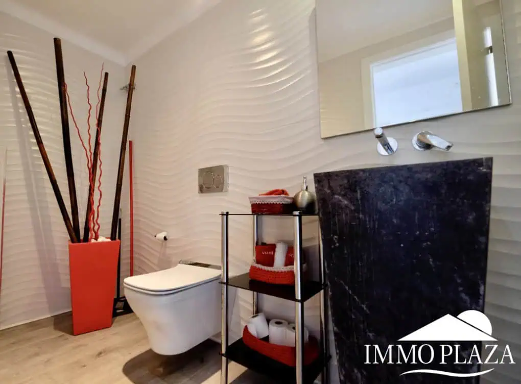 Large villa on a wide canal, south facing, 5 bedrooms, 4 bathrooms, 20mtr mooring, large garage!