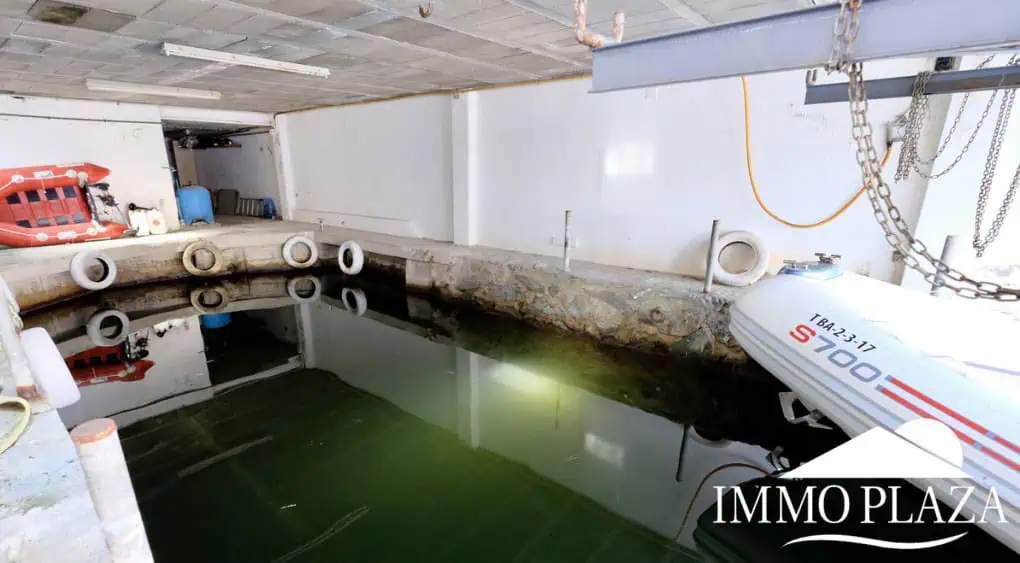 Large villa on a wide canal, south facing, 5 bedrooms, 4 bathrooms, 20mtr mooring, large garage!