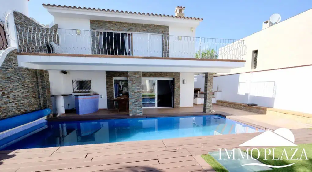 Large villa on a wide canal, south facing, 5 bedrooms, 4 bathrooms, 20mtr mooring, large garage!