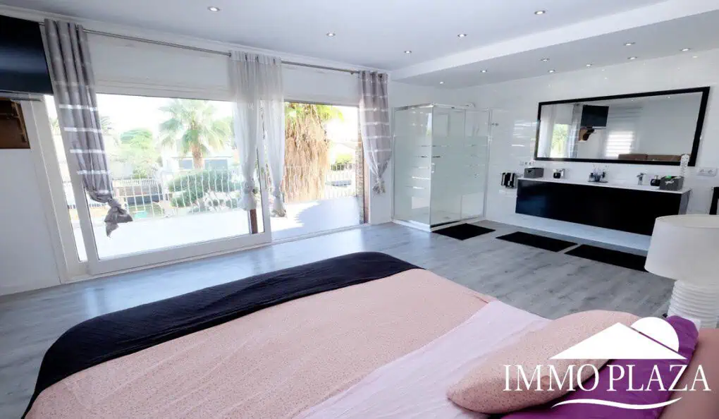 Large villa on a wide canal, south facing, 5 bedrooms, 4 bathrooms, 20mtr mooring, large garage!