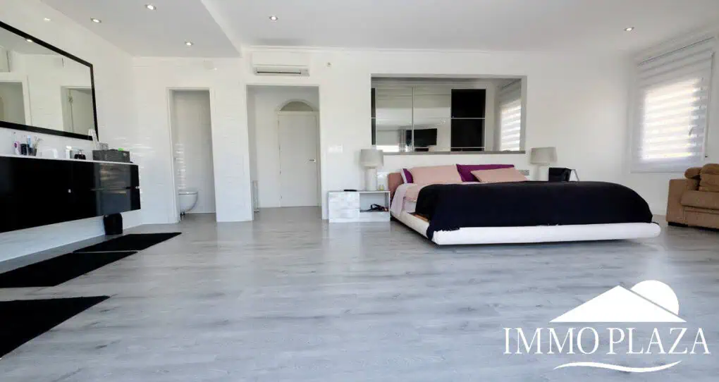 Large villa on a wide canal, south facing, 5 bedrooms, 4 bathrooms, 20mtr mooring, large garage!