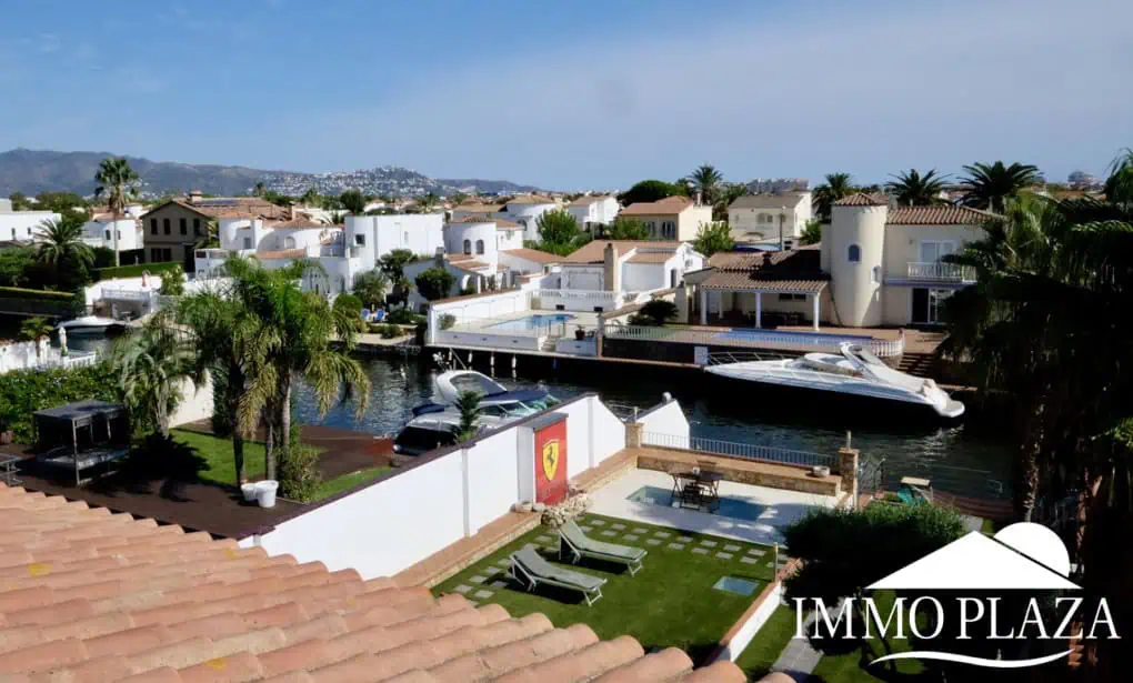 Large villa on a wide canal, south facing, 5 bedrooms, 4 bathrooms, 20mtr mooring, large garage!