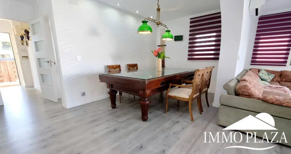 Large villa on a wide canal, south facing, 5 bedrooms, 4 bathrooms, 20mtr mooring, large garage!