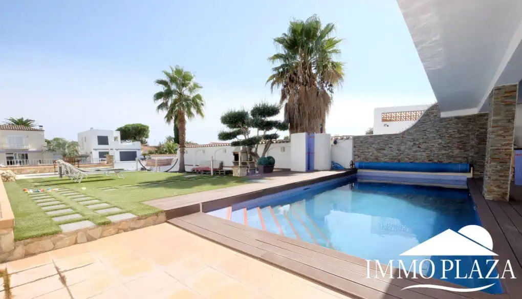 Large villa on a wide canal, south facing, 5 bedrooms, 4 bathrooms, 20mtr mooring, large garage!