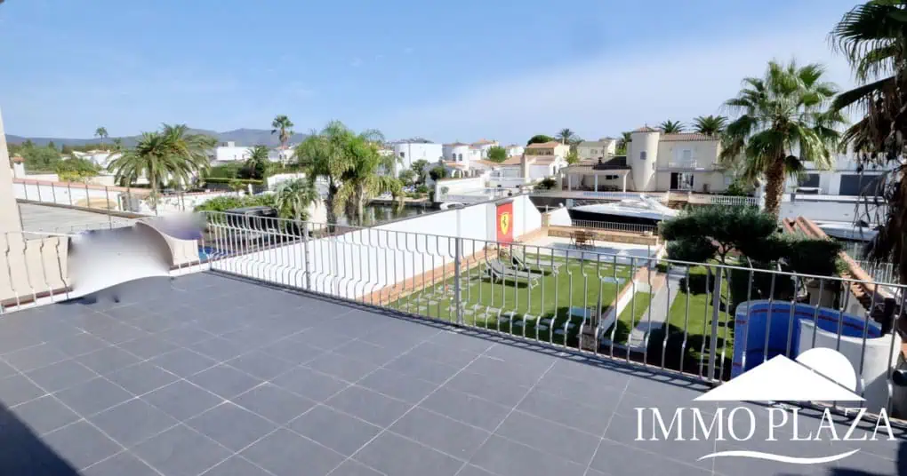 Large villa on a wide canal, south facing, 5 bedrooms, 4 bathrooms, 20mtr mooring, large garage!