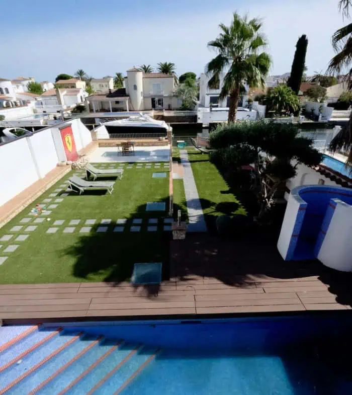 Large villa on a wide canal, south facing, 5 bedrooms, 4 bathrooms, 20mtr mooring, large garage!