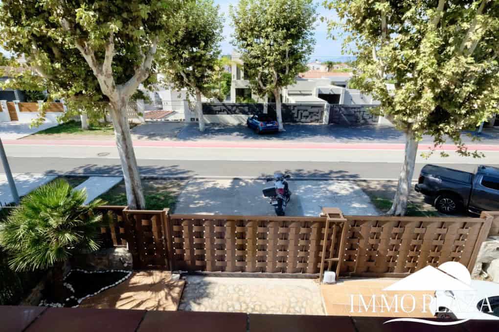 Large villa on a wide canal, south facing, 5 bedrooms, 4 bathrooms, 20mtr mooring, large garage!