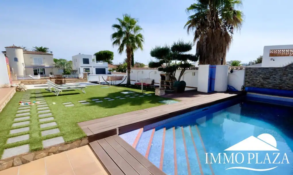 Large villa on a wide canal, south facing, 5 bedrooms, 4 bathrooms, 20mtr mooring, large garage!