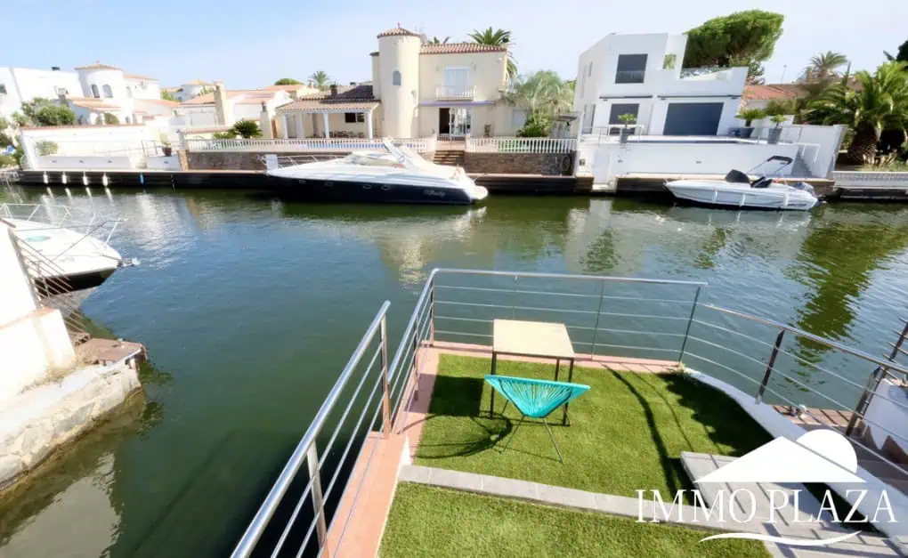 Large villa on a wide canal, south facing, 5 bedrooms, 4 bathrooms, 20mtr mooring, large garage!