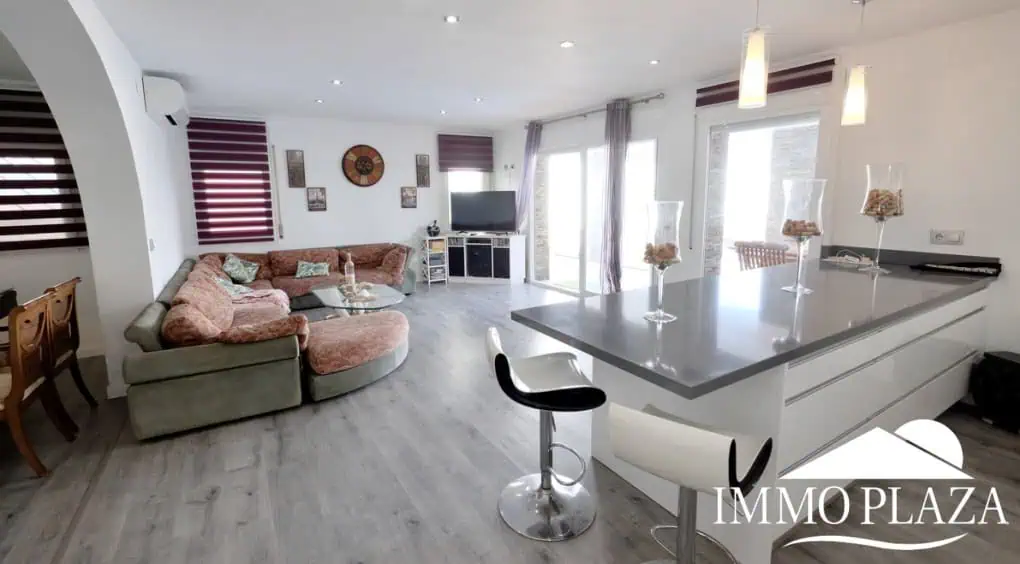 Large villa on a wide canal, south facing, 5 bedrooms, 4 bathrooms, 20mtr mooring, large garage!