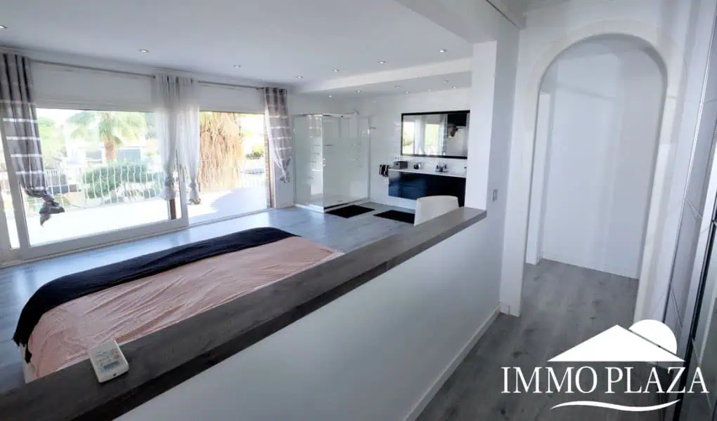 Large villa on a wide canal, south facing, 5 bedrooms, 4 bathrooms, 20mtr mooring, large garage!