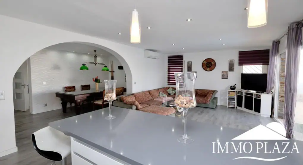 Large villa on a wide canal, south facing, 5 bedrooms, 4 bathrooms, 20mtr mooring, large garage!