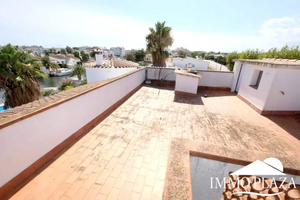 Large villa on a wide canal, south facing, 5 bedrooms, 4 bathrooms, 20mtr mooring, large garage!