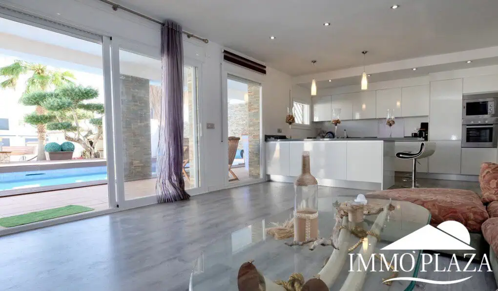 Large villa on a wide canal, south facing, 5 bedrooms, 4 bathrooms, 20mtr mooring, large garage!